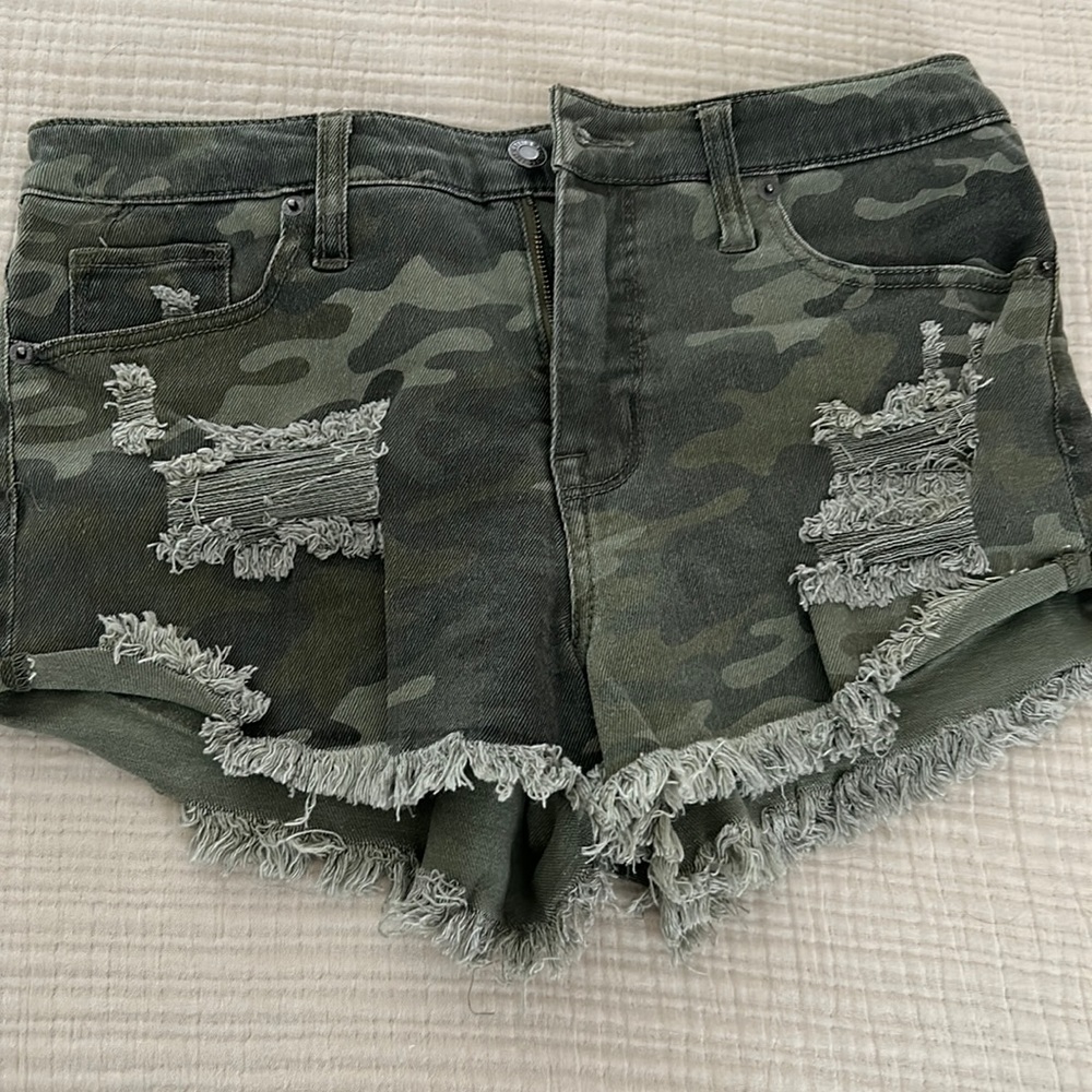 Mossimo hi rise shorts army print size 8/29. Excellent condition.